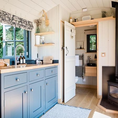 Boutique Cornish Shepherd'S Hut With Hot Tub Launceston Exterior foto